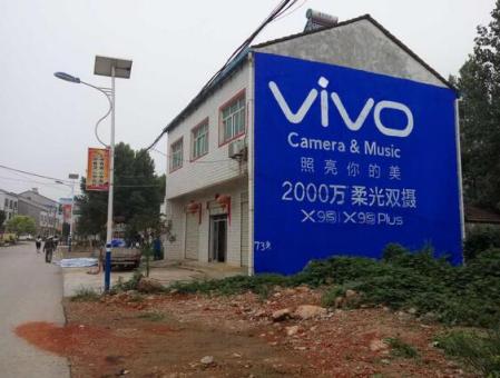 永德刷墙广告和喷绘墙体广告哪个效果好？